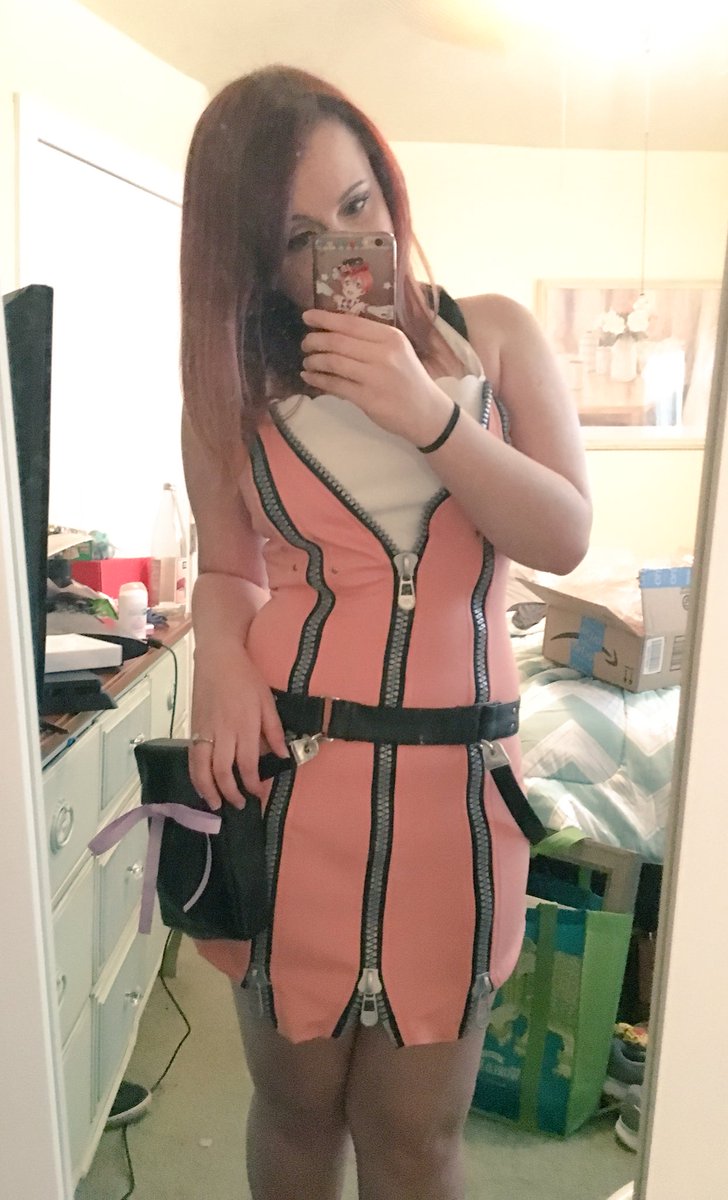LizzRobinett's tweet photo. Kairi cosplay is GO! This cosplay is really well made for like $60 on Amazon?? The only problem is I'm a liTTLE TOO BUSTY FOR IT https://t.co/XAc4Hwc7ar