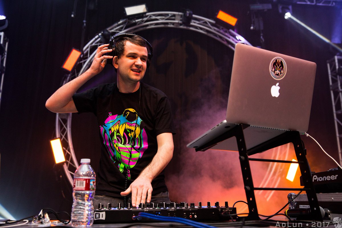 Subcorv's tweet image. Feel the music .