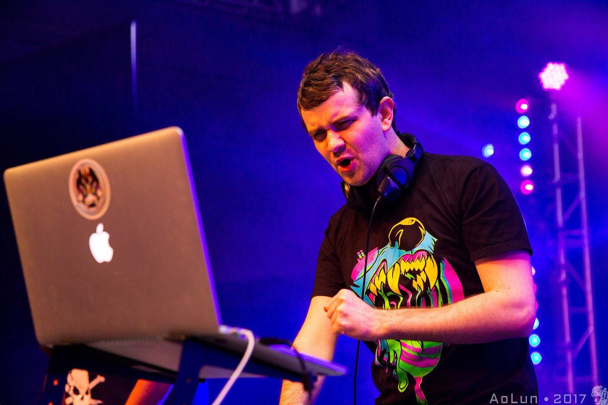 Subcorv's tweet image. Bass that melts your face.