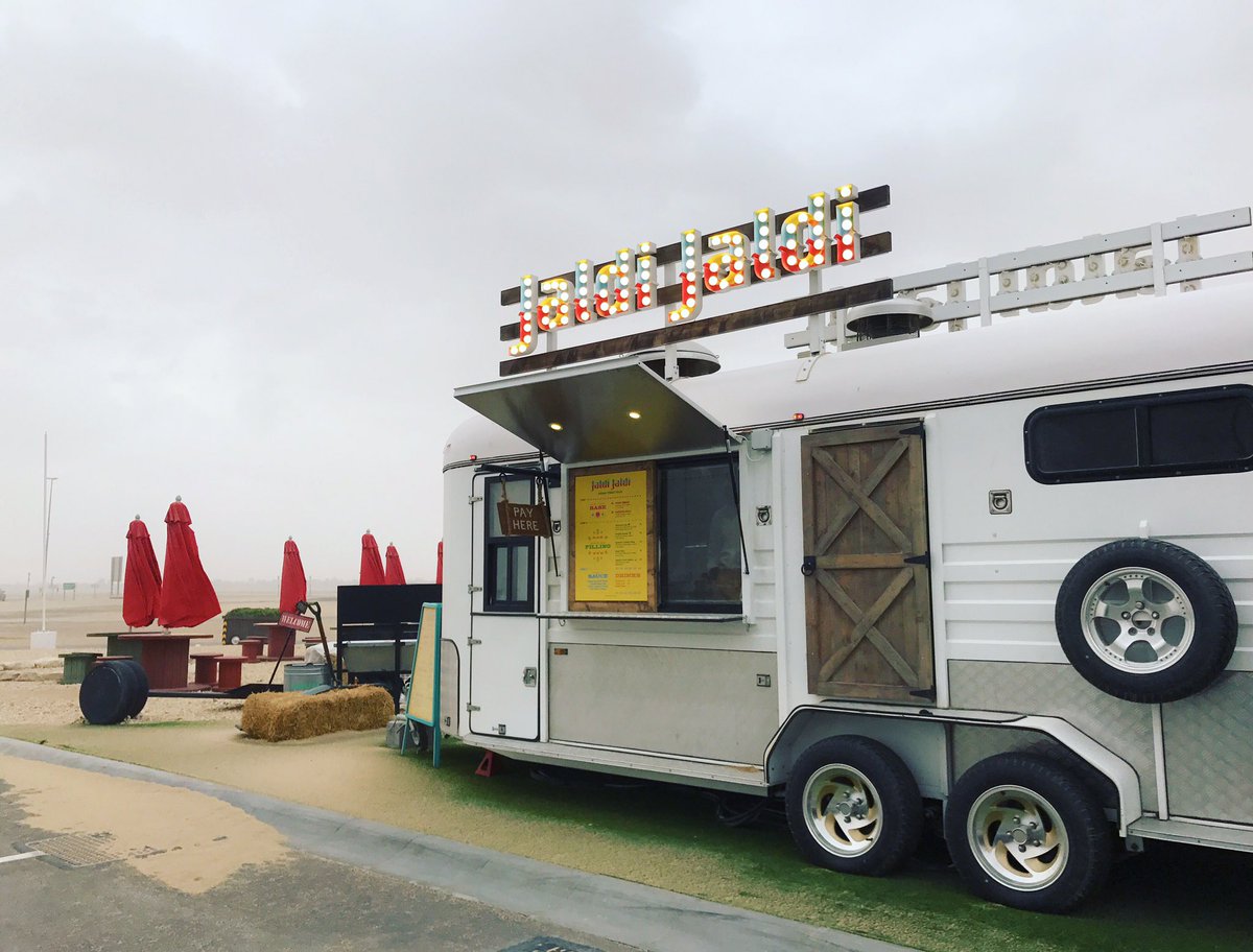 Unicorns23x's tweet photo. Found my lunch truck in the middle of the desert 🌵 #ドバイ #湯ご飯 #ランチ #ブロガー https://t.co/tVBSNqrXPd