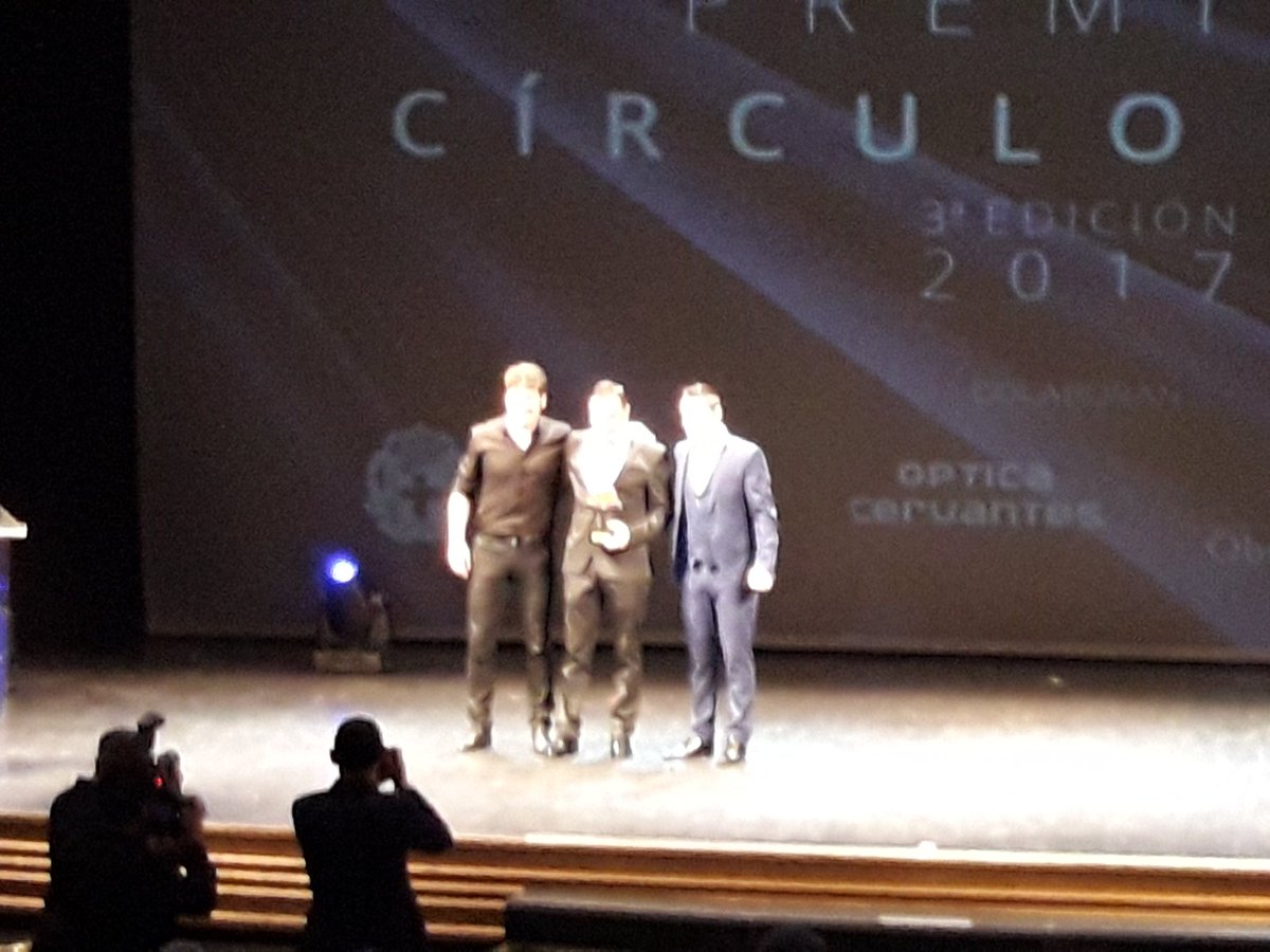 #PremiosCirculoRojo ¡Enhorabuena campeón!. Te lo mereces y quienes mejor para entregarte el premio que Andy y Lucas que son unos románticos.