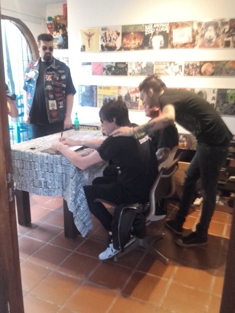 MadhouseMag's tweet photo. Continua la firma de Cj &amp; Richie en #TiendaCatch 
@MadhouseMag en exclusiva https://t.co/8hqErMGt9x