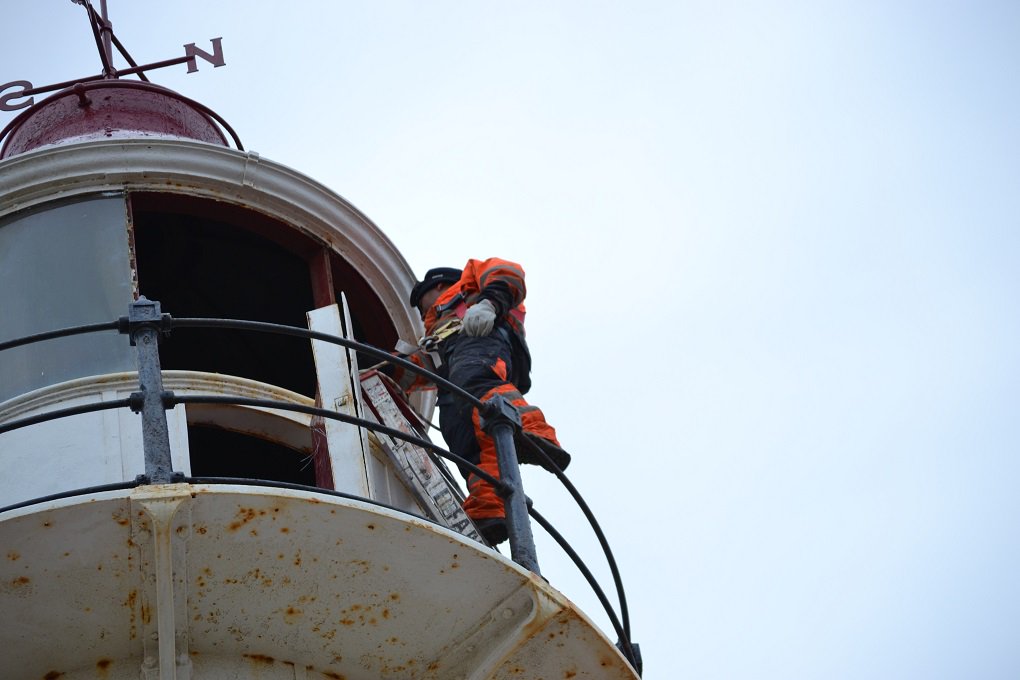 FaroArmada_Par's tweet photo. Personal del Centro Zonal Sñ. Marítima Punta Arena,  efectuó trabajos de Mantenimiento  a Faro Isla Magdalena. https://t.co/wxXVaVN83d