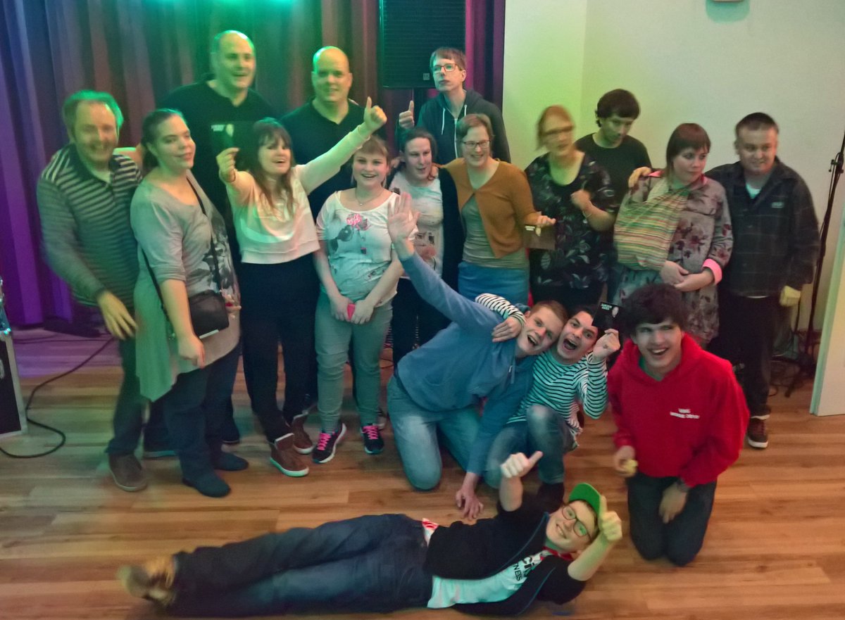 @MENSDeBilt @Tweetsbijdetijd <a href="/Abrona_InBeeld/">Abrona In Beeld</a> <a href="/Zideris/">Zideris</a> @ReinaerdeZorg <a href="/ThomashuisMdijk/">Thomashuis M'dijk</a> Wat een feest in De Kroeg! Bedankt <a href="/jurjenkers/">Jurjen Kers</a> ! Top!