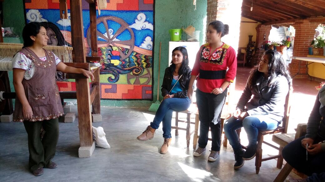 CMujerLider's tweet photo. Nuestra asesora @AnaPaulaBGtz aprendiendo y conociendo a las emprendedoras y artesanas oaxaqueñas de Teotitlán Del Valle. #AuroraGlobal https://t.co/kvHkQHC1iK