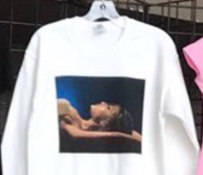 jarianaupdatesi's tweet photo. I just want a hq pic of this #DangerousWomanTourTODAY #DangerousWomanTour https://t.co/MvWuXB8e8q