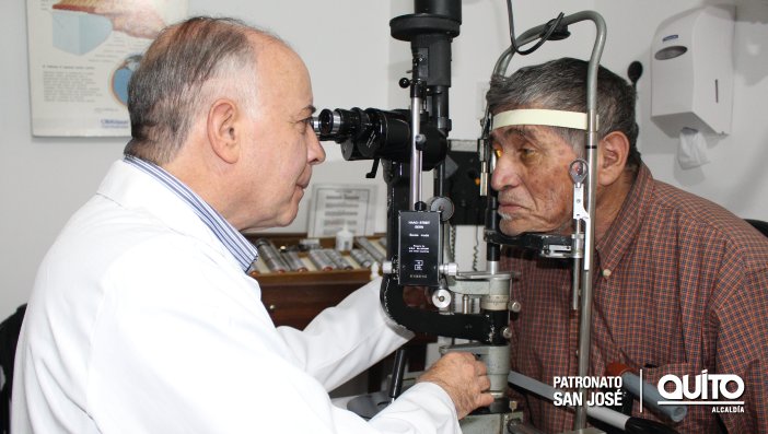 MunicipioQuito's tweet photo. En programa #VolverAVer, las intervenciones para problemas visuales en adultos mayores son con equipos de última tecnología #12milVolverAVer https://t.co/6WhUyYhSYM