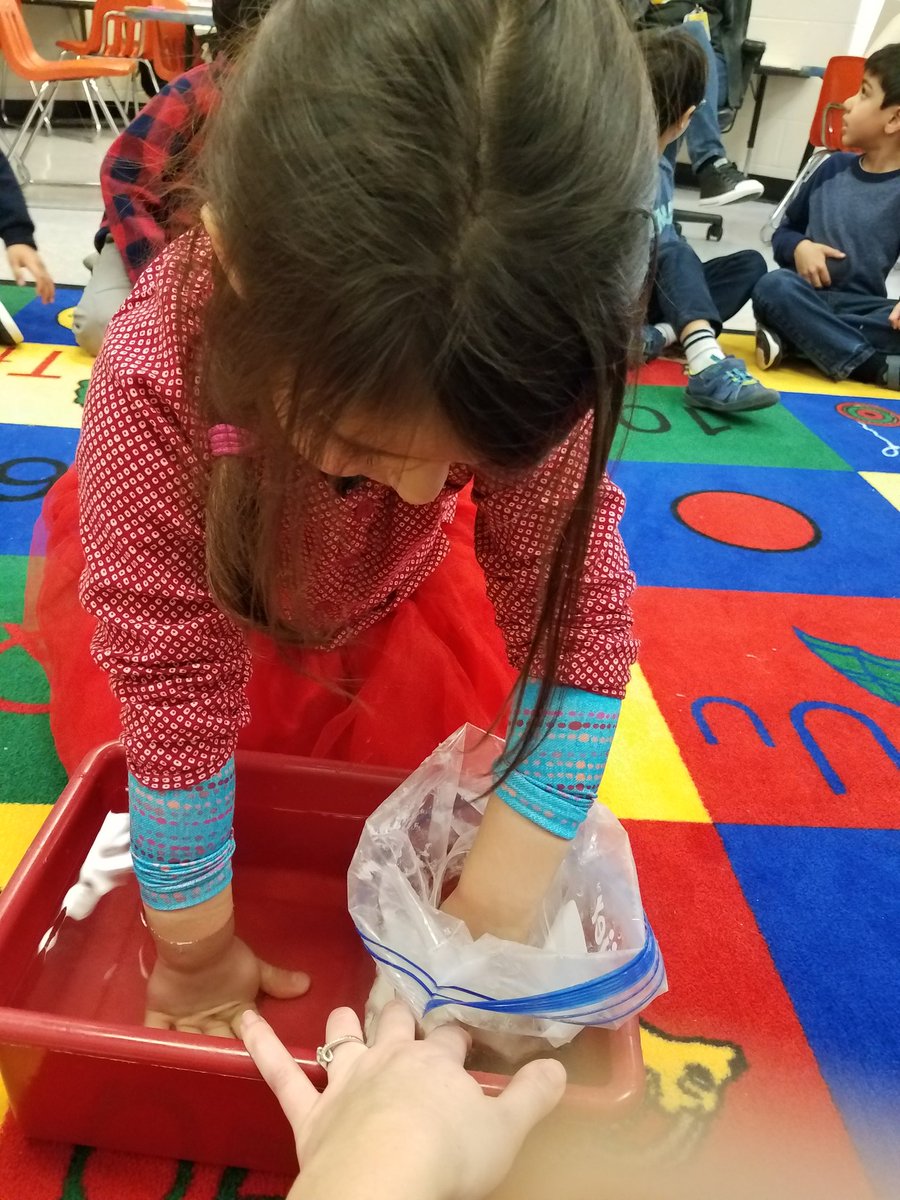 mrsmeiers_class's tweet photo. Today we were scientists making observations about how blubber keeps arctic animals warm @A2_Logan https://t.co/1KgkkCjL5W