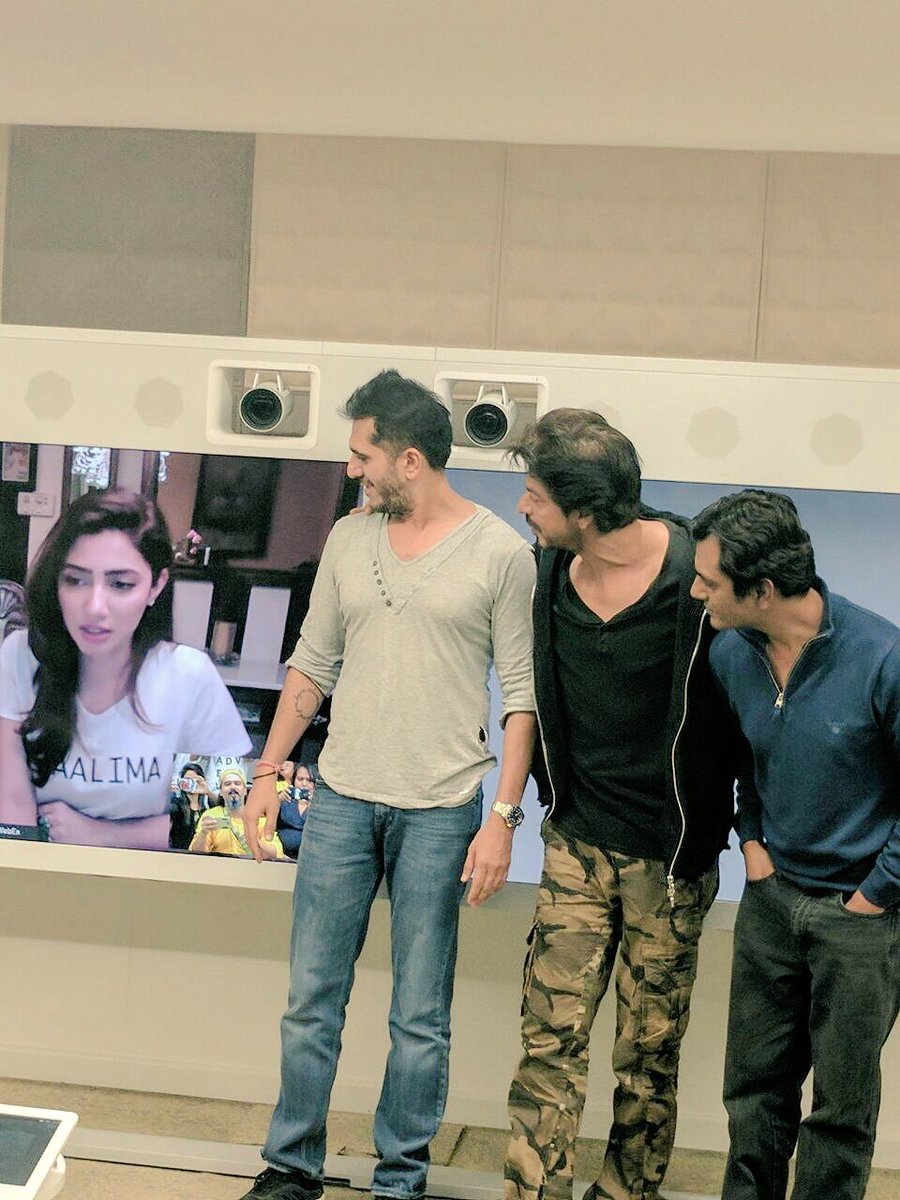 TheMahiraKhan's tweet photo. Here's looking at you kid'.. #Raees @iamsrk @ritesh_sid @Nawazuddin_S https://t.co/FNjKIPDhRP