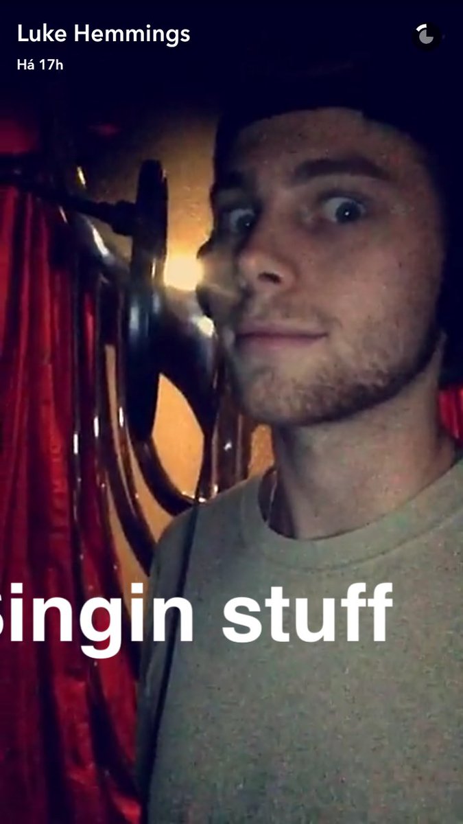 5SOSBrazil's tweet photo. Luke em seu snapchat. #iHeartAwards #BestMovieSong #GirlsTalkBoys https://t.co/Yo2PP2pPjA