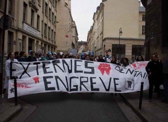Claire_yn's tweet photo. Externes dentaires en grève, pour la santé des patients !! Non à l'arbitrage @MarisolTouraine  @BFMParis @EliMartichoux @Le_Figaro #DENTger https://t.co/Ps7j1I6sCN