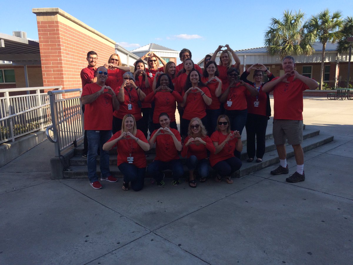 BolesMonty's tweet photo. RSMS celebrating a healthy heart by showing gators have heart 🐊 #vcshearthealth #vcspi #rsmsgators @hogue_brandy https://t.co/IEJLHJLAv9