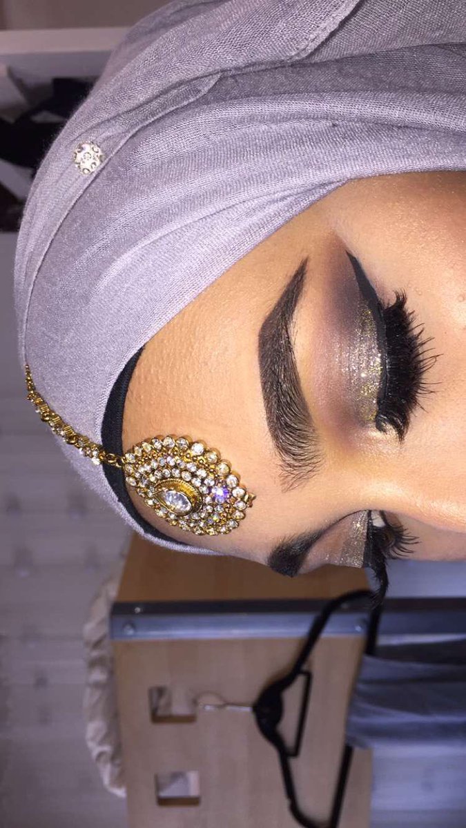 bhijabis's tweet photo. Her makeup tho 😖😖 https://t.co/no0l5k7TNJ
