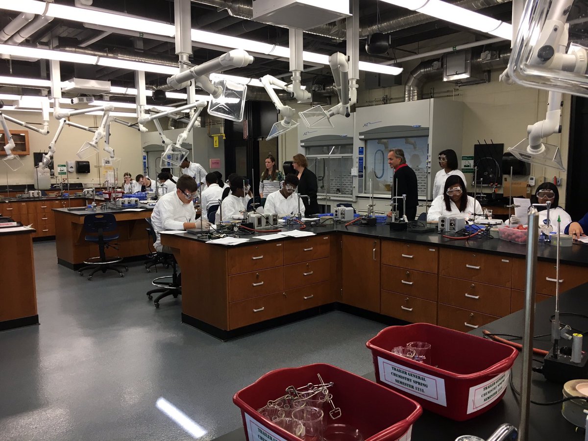 Learn21Tech's tweet photo. Student chemists @duqedu organic chemistry lab - part of our #networkcampus program @HFAPgh https://t.co/JbbDaN1Zwh