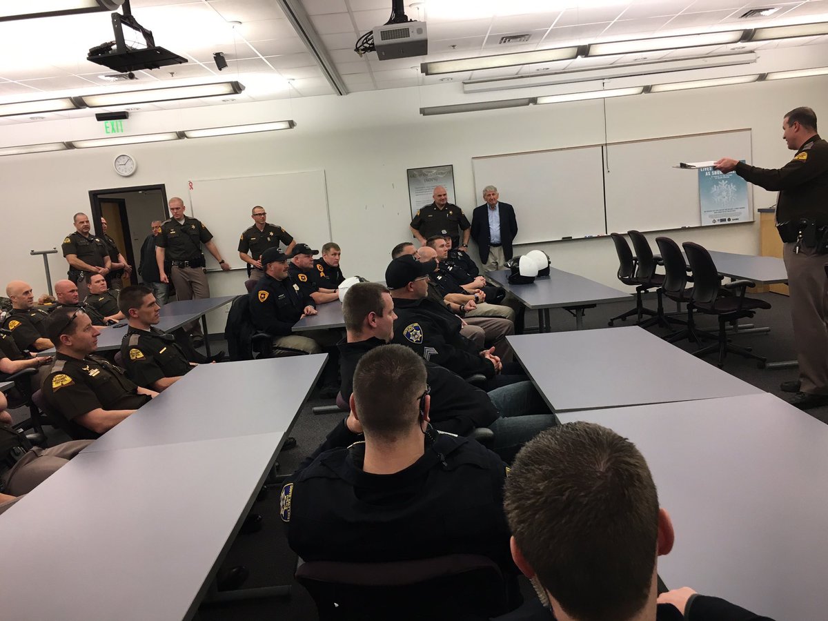 SLCScanner's tweet photo. @UTHighwayPatrol @slcpd @WVCPD #SSLPD Briefing for #DUIB #Blitz #DontDrinkAndDrive Call #UBER I will be working tonight to help get you home https://t.co/lTBQ9wopXe