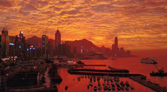 The sky on 🔥 fire 🔥 over Hong Kong during sunset last night.  #stayandwander https://t.co/j6SRXxETZj<a href="/tag/stayandwander"class="tags"><span>#stayandwander</span></a>