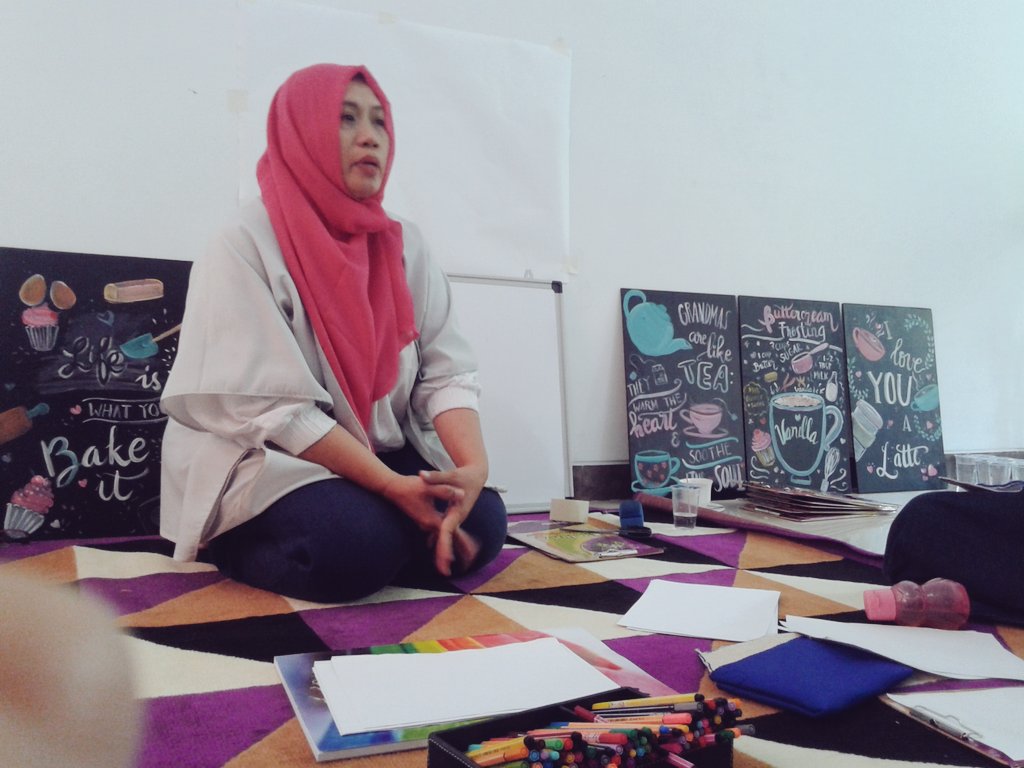 nunukambarwati's tweet photo. Tanti Amelia #doddler #blogger @KriyaI #KriyaPesonaJogja introduction about doodle. https://t.co/SXxhxMZ01w