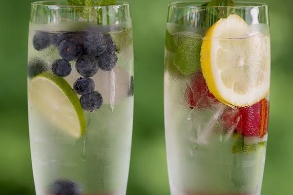 FerrignoFIT's tweet photo. Stay away from sugary drinks and try this all natural fruit infused water recipe: https://t.co/uAWNeZFaCM #FerrignoFIT #FerrignoFITbox https://t.co/XypHnIS9TN
