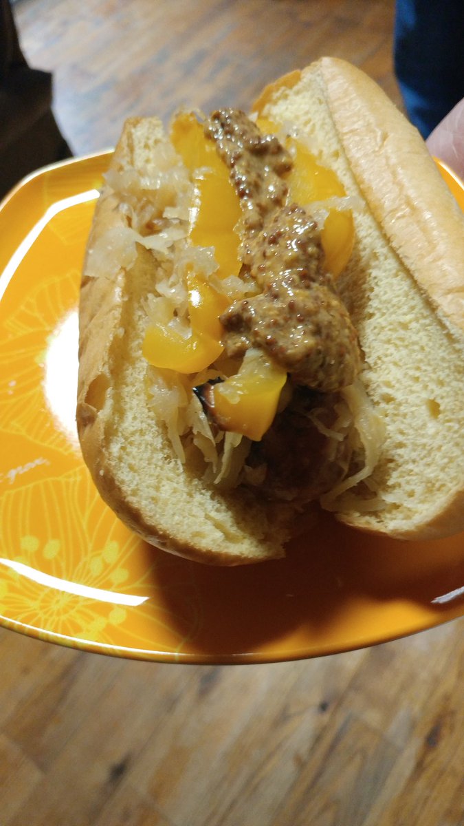 Snickerdoo2's tweet image. Is my #Halftimehero we serve brats with your potato skins, moz sticks and pickles. Variety is perfect for our family! 👍💗🏈👪