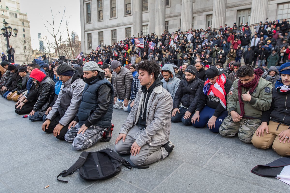 AJEnglish's tweet photo. Hundreds of Yemeni Americans in NYC shut their shops in a city-wide strike protesting Trump's travel ban https://t.co/PSEETDfcph #MuslimBan https://t.co/ber0DN1bzV