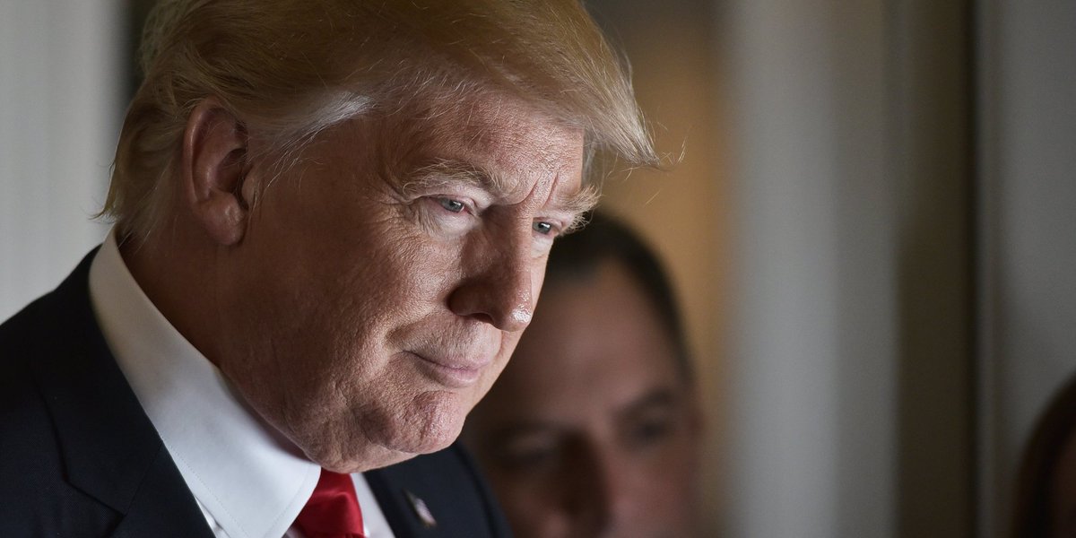 HuffPost's tweet image. Federal judge temporarily blocks Donald Trump&apos;s travel ban huff.to/2jIy8mV