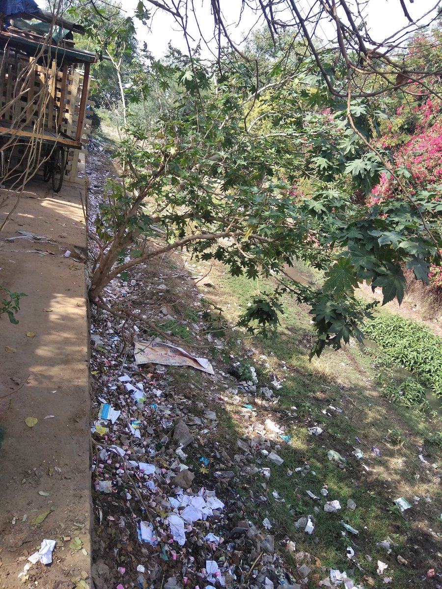 akhilchaudhary's tweet photo. Rite outside RTO Jaipur whre footfalls are huge.1st thing people see is this #NoDustbin #SwachhBharat @VasundharaBJP @PMOIndia @SachinPilot https://t.co/0lvJlr59Bj