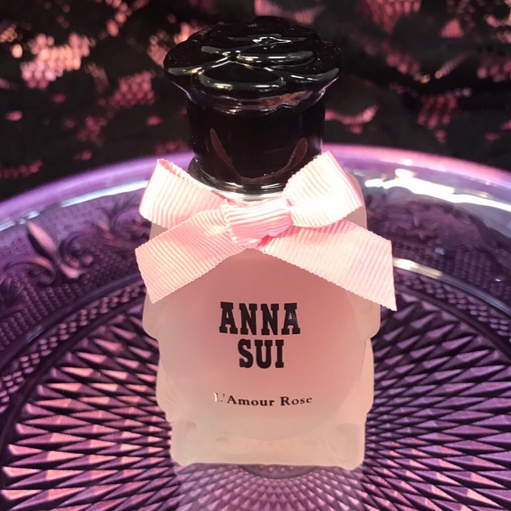 ট ইট র Anna Sui Cosmetics ジューシーなクランベリーとピンクマンダリンのはじけるような香り アナスイ コスメティックコーナーでは毎月 限定壁紙がもらえるよ お店のqrコードをチェックしてね アナスイコスメティックス ラムールローズ