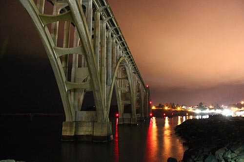 OregonCoastBuzz's tweet photo. Wildly Ethereal at Newport, #OregonCoast: Yaquina Bay at night. More at https://t.co/hGSMMdcZIr  @TravelNewport https://t.co/YPqxnrWLUP