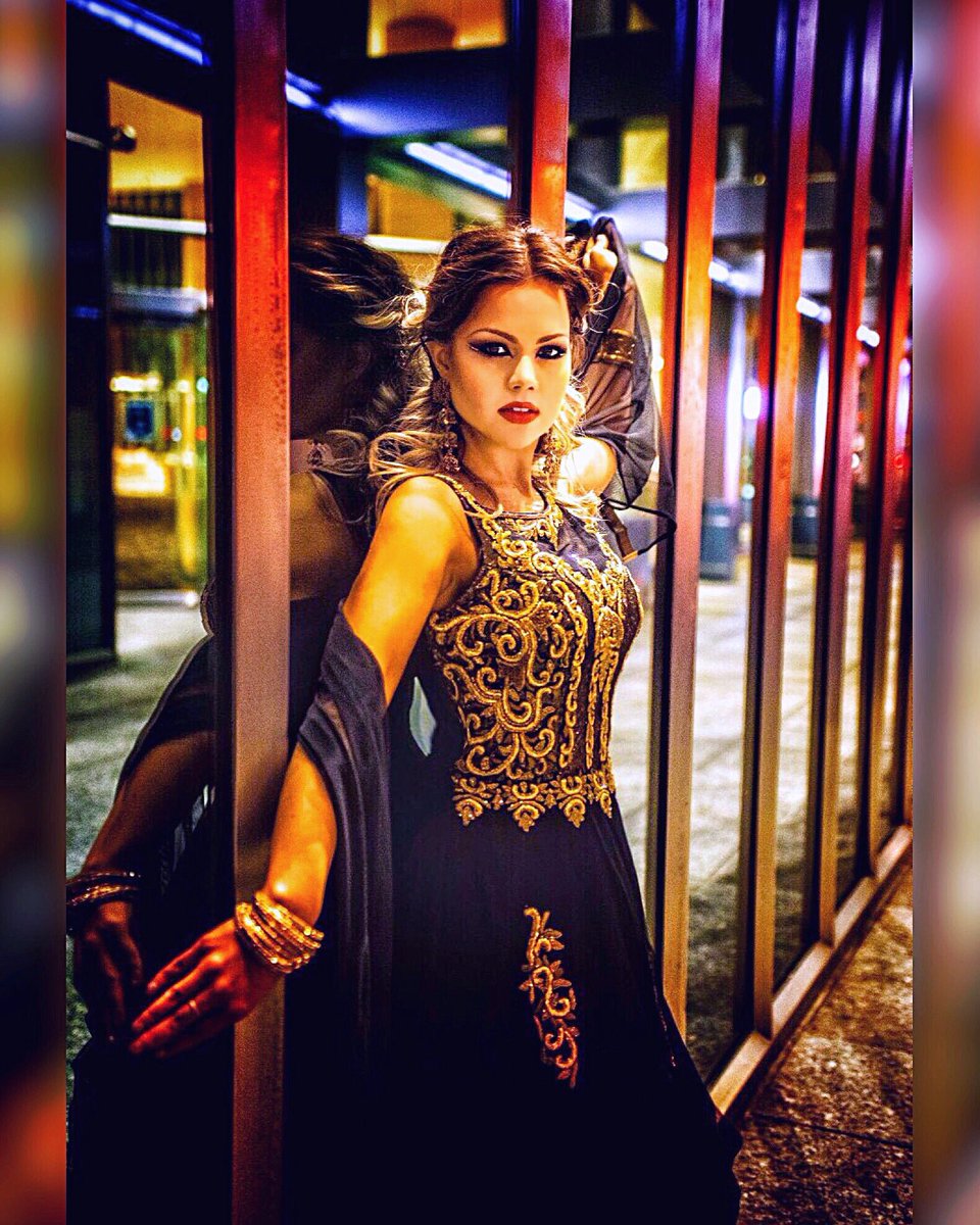 Numreen's tweet photo. Photoshoot on King West in very very cold weather. 
#modelling #Indian #photoshoot #Indiandress #toronto #kingwest #models #torontomodels https://t.co/vBNkYw6HEE