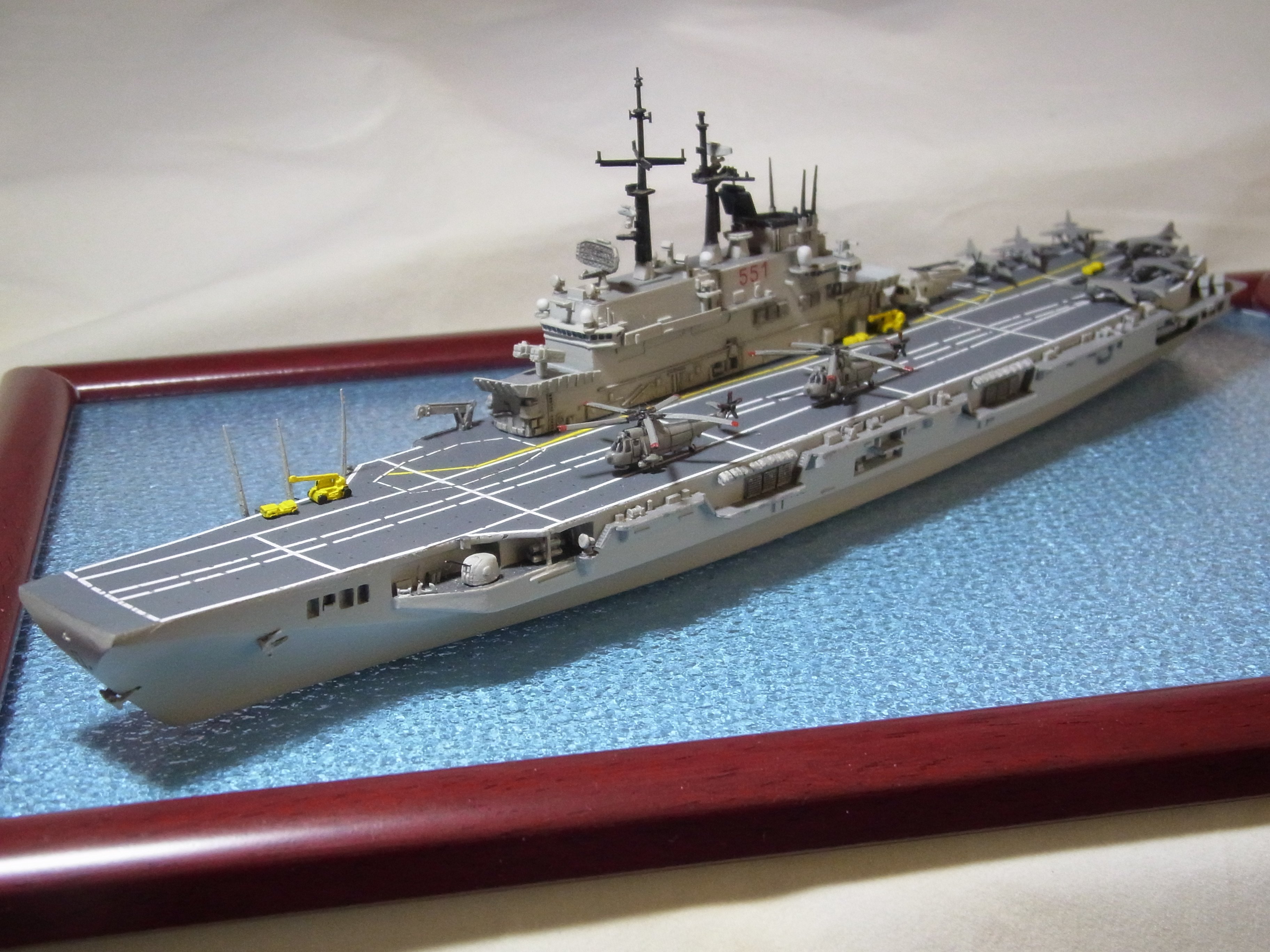 ট ইট র あざみ デルフィスモデルのイタリア海軍空母ジュゼッペ ガリバルディ 強力な武装が特徴のssm装備時代を模型にしました 飛行甲板も自分で塗装したりして 思いの外上手く作れてレジンキットにどっぷりと浸かるきっかけに この作品がなかったら今の