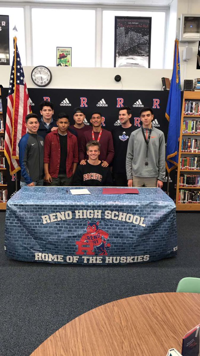 HadenHoel's tweet photo. Signing day🐅⚽️🖊#UOP https://t.co/kkcXzAYyDS