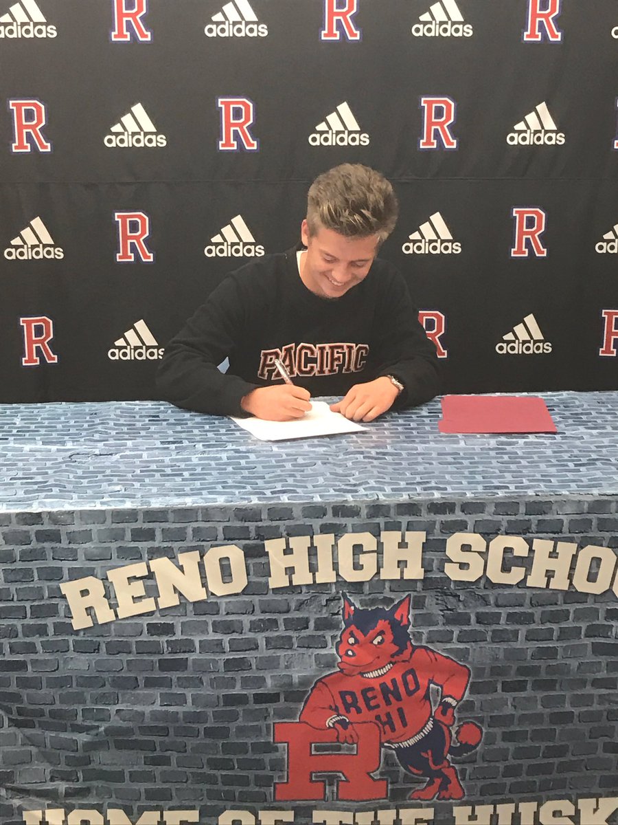 HadenHoel's tweet photo. Signing day🐅⚽️🖊#UOP https://t.co/kkcXzAYyDS