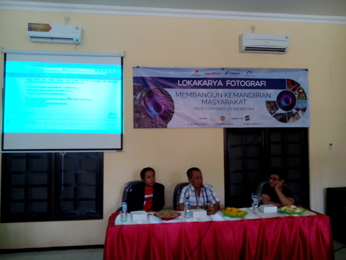 Camat Gayam,memberikan sambutan dan sekaligus membuka acara,dalam lokakarya fotografi banyuurip 2017 <a href="/ExxonMobil_ID/">ExxonMobil Indonesia</a>  #GayamDekat