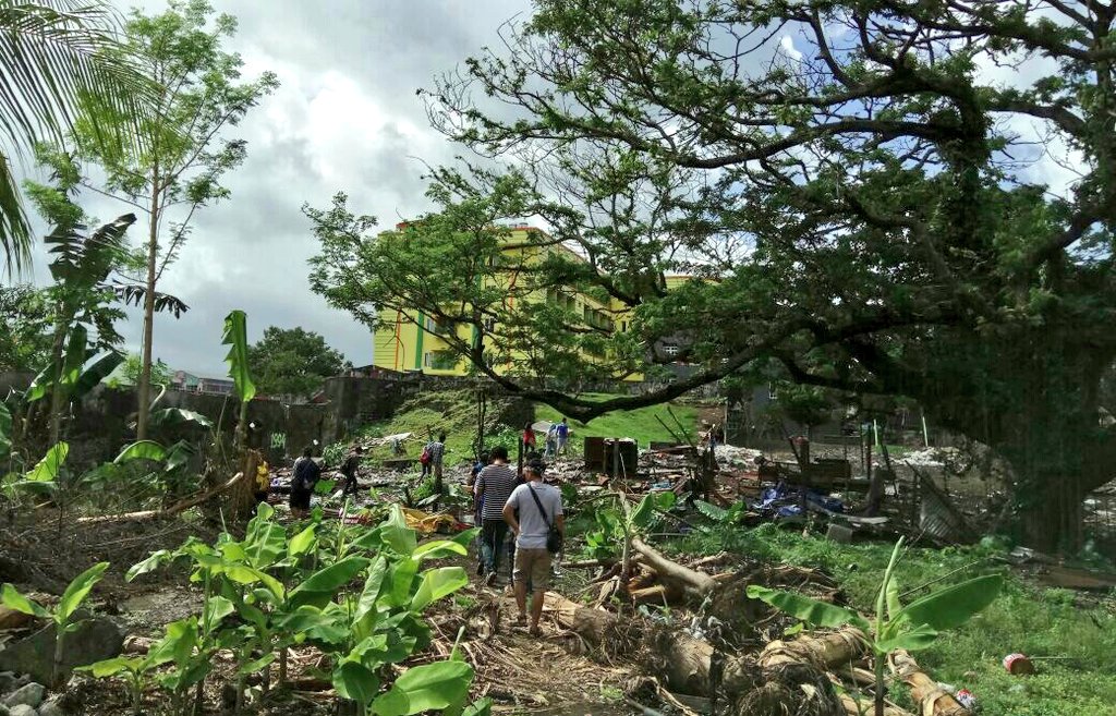 Peserta menuju Bastion Reael, melewati reruntuhan pangkalan militer untuk persiapan revitalisasi. #JelajahOranje #FestivalPusakaTernate