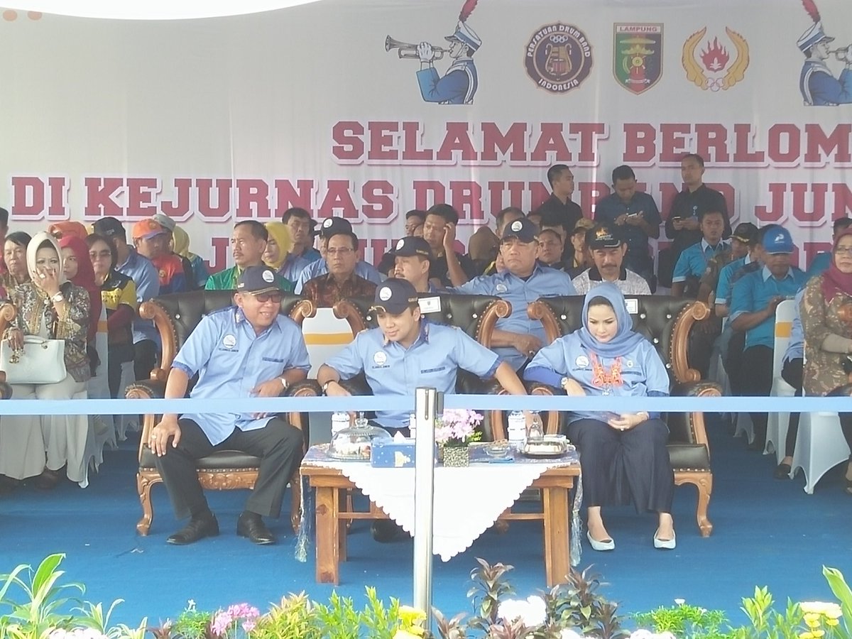 pdbipusat's tweet photo. #kejurnasdrumbandjunior2017 Pembukaan Kirab Nusantara dihadiri Gubernur Lampung https://t.co/CQBV5zHp5J