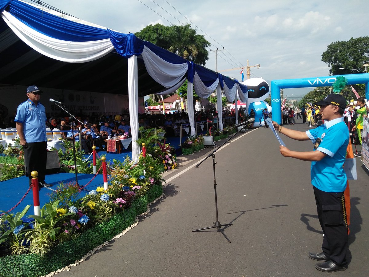 pdbipusat's tweet photo. #kejurnasdrumbandjunior2017 Pembukaan Kirab Nusantara dihadiri Gubernur Lampung https://t.co/CQBV5zHp5J