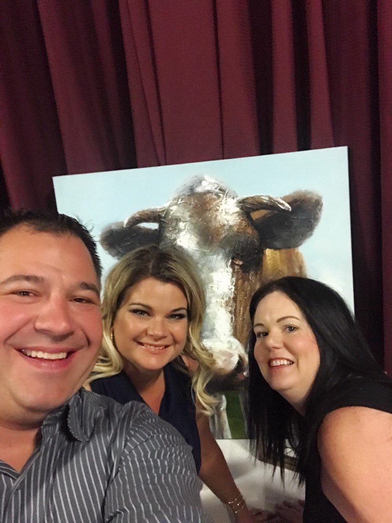 shopdoll's tweet photo. #selfiewithacow https://t.co/KbckNIiB5n