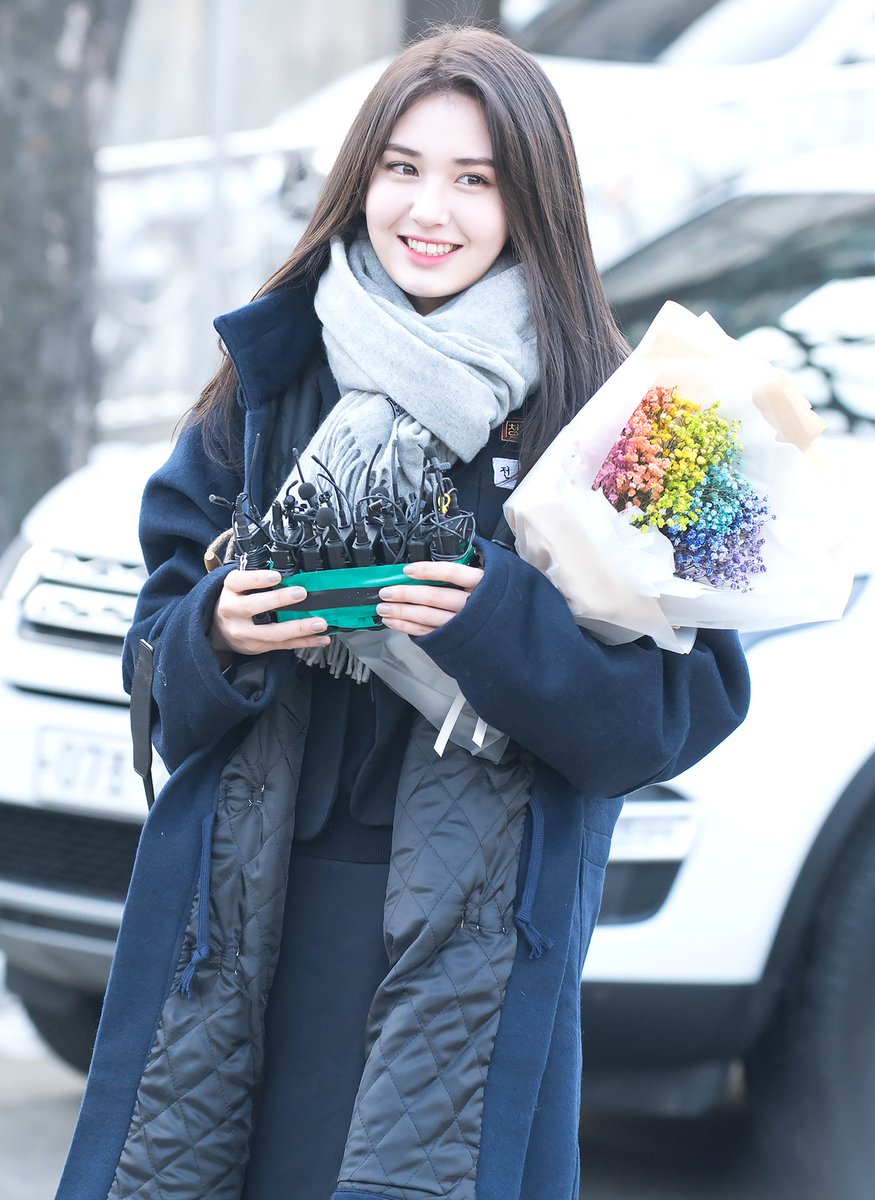 Assist_Upload's tweet photo. 170203 #SOMI #소미 #전소미 #졸업식 로고가 없는 이유는 바탕화면으로 쓰시라고..ㅎ https://t.co/abodg1wQ7Z