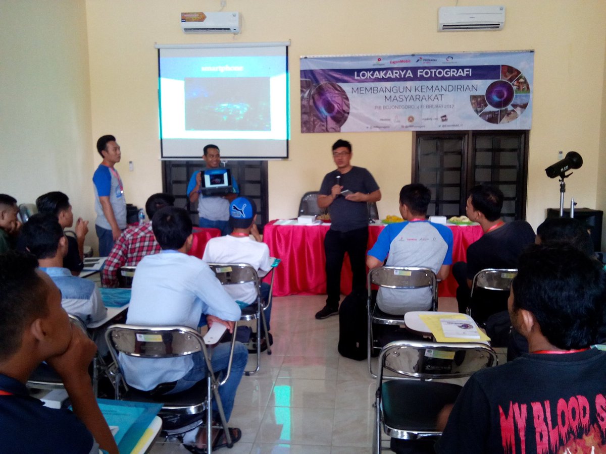 Yuyung Abdi,Senior Fotografi Jawa Pos Surabaya, memberikan materi Fotografi Banyu Urip,kpda pserta Lokakarya <a href="/ExxonMobil_ID/">ExxonMobil Indonesia</a>  #GayamDekat