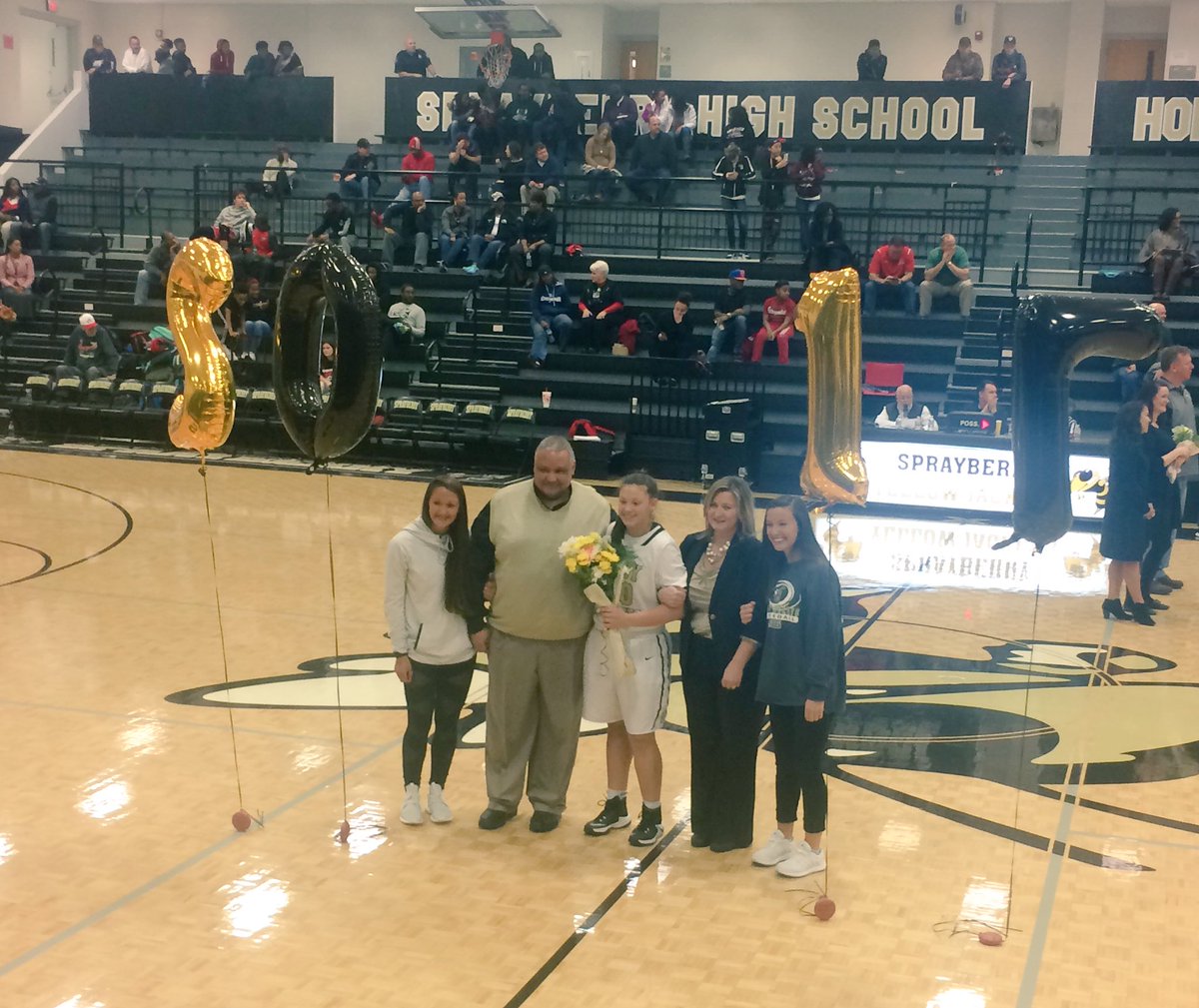 sting_2017's tweet photo. Senior Night! 2️⃣0️⃣1️⃣7️⃣🐝🏀 https://t.co/go8Go3vX4I