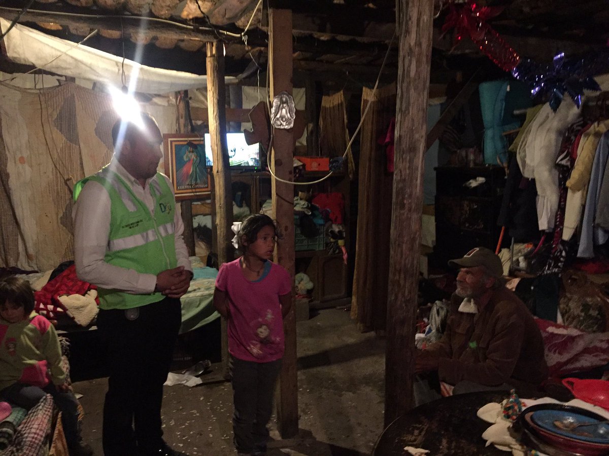 CEPCDurango's tweet photo. Recorremos la Col Morelos Nte identificando casas vulnerables al frío y entregando apoyos invernales que envía el Gobernador @AispuroDurango https://t.co/K6kCmukM87