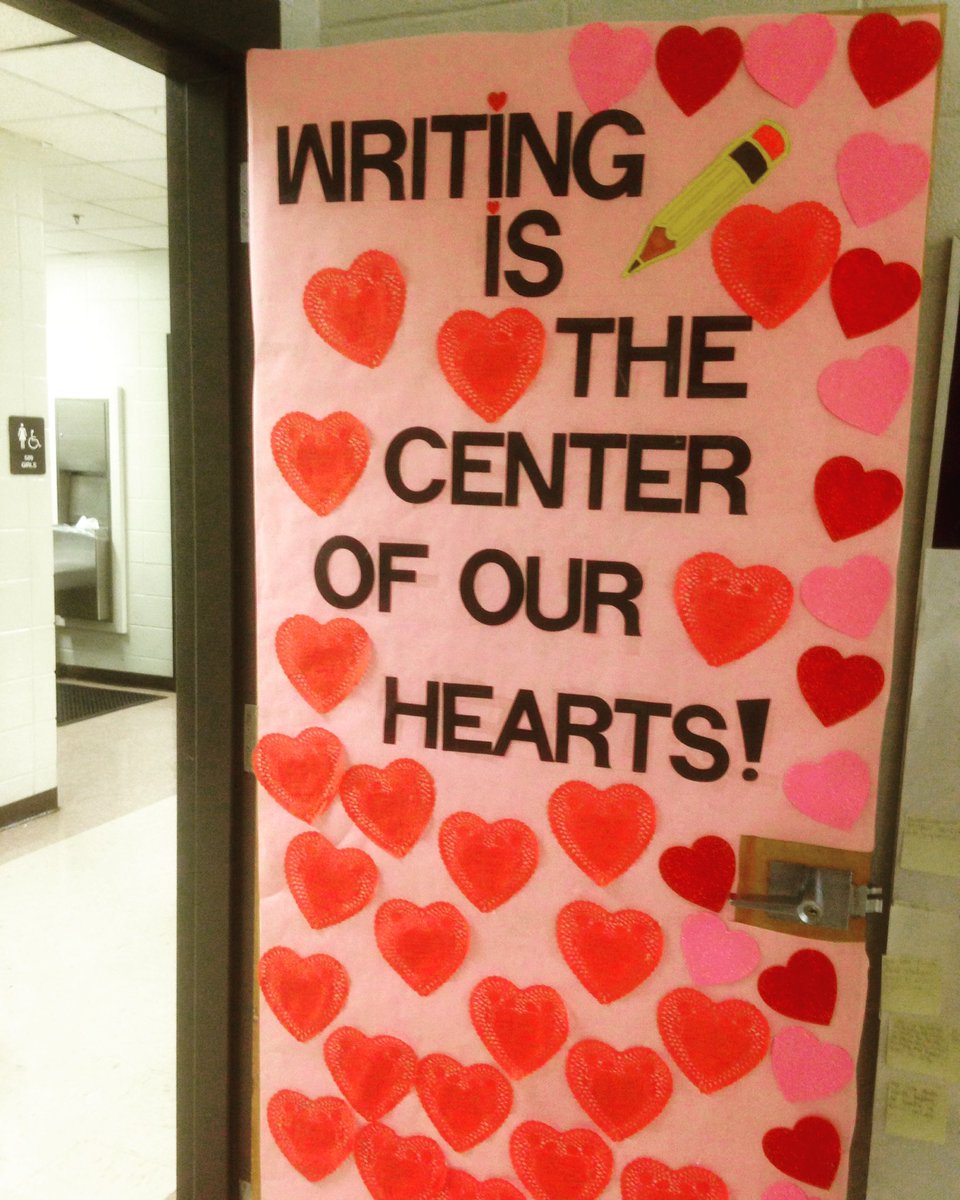 Google__Queen's tweet image. Writing is the center of our hearts in Room #503! @sims_ivyleague 🍎💻📝#scholarbehavior #WICORized #truewriters #iteach5th #inlovewithwriting