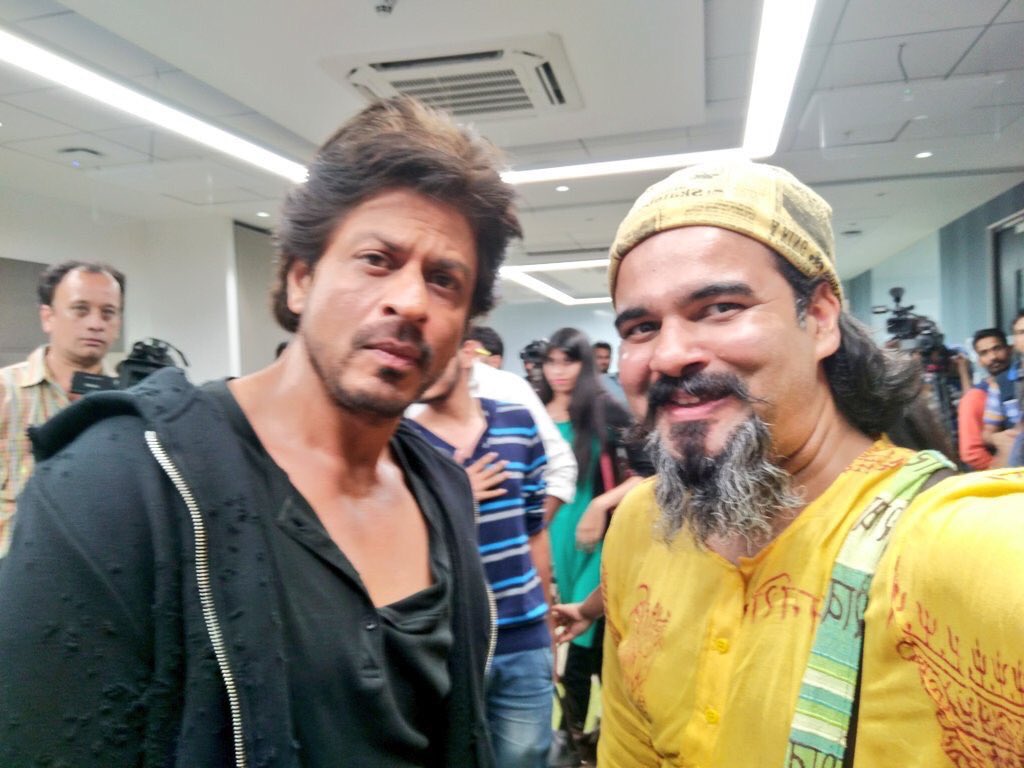 SRKUniverseNP's tweet photo. @iamsrk snapped with @OYERJALOK at #raeessuccess press conference yesterday.. https://t.co/LLrBEIH2wE