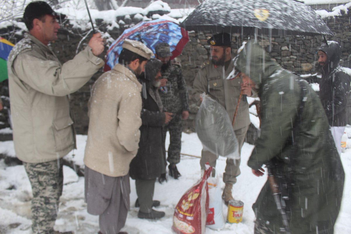 ChitralToday's tweet photo. A helping hand to snow affected ppl of #Chitral https://t.co/dIxrosSTct https://t.co/Pcb5TnkhGN
