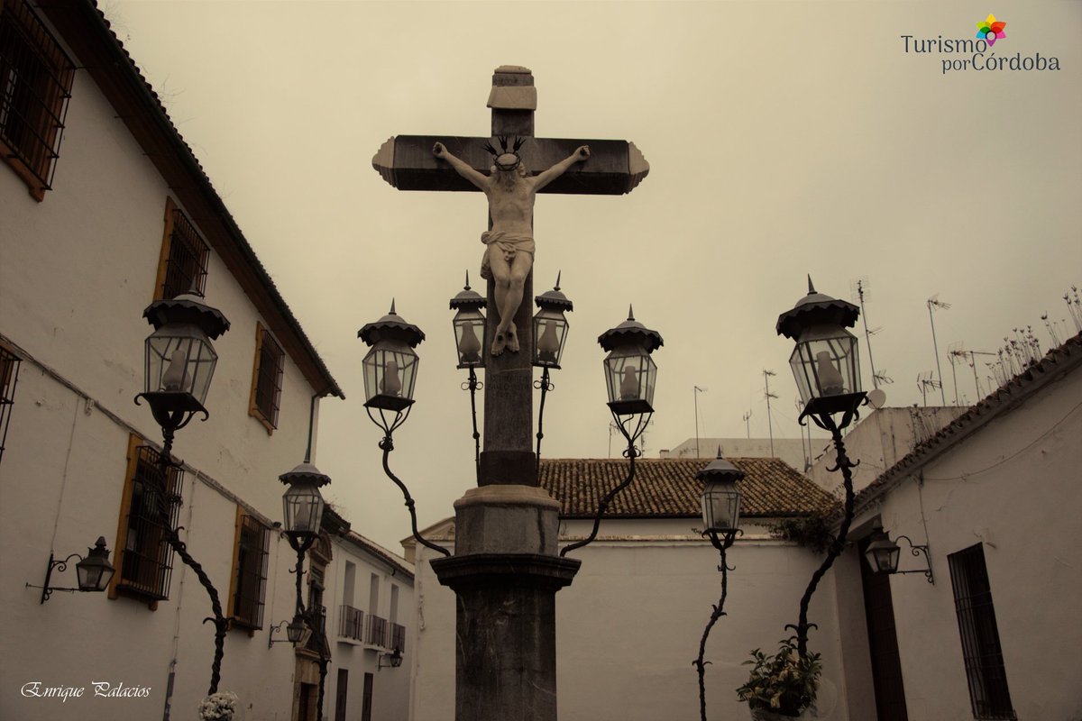 Cuando anochece en la plaza
Y amanecen los faroles
Para rezar ante el Cristo
Llega pasito a pasito
La muerte mis amores.

Antonio Molina.