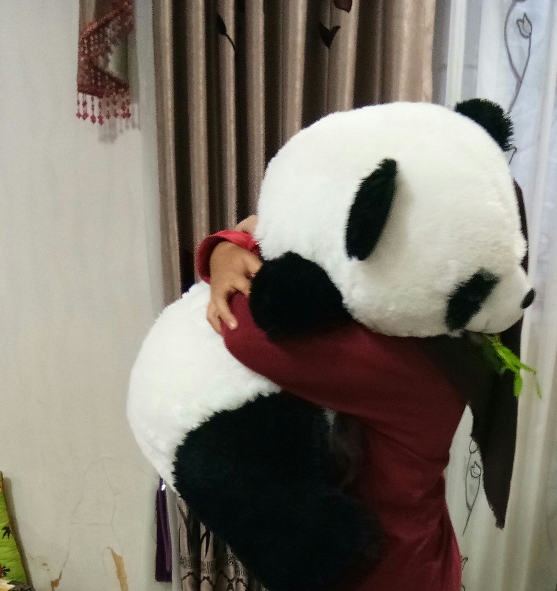 ArbaInay's tweet photo. Ada seseorang yang memelukmu erat dari depan lalu menancapkan pisau dan ada juga yang datang dari belakang lalu menghapus lukanya https://t.co/RfIPSBu9P3