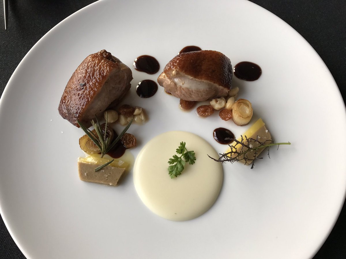 북촌 스페인 파인다이닝 레스토랑 '떼레노'에 가서 느낀 것은 서비스, 맛, 플레이팅 센스, 그리고 특히 재료에 이렇게 신경 쓰는 레스토랑 많지 않다🤗음식은 맛만 있는 것 아니고 보기도 아름답다😋트위터에 사진 4장만 올릴 수 있는게 안타깝다🇪🇸북촌로71