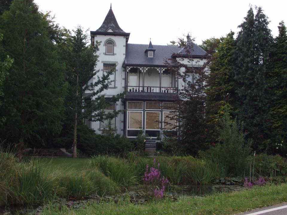 Mooigrunnen's tweet photo. De prachtige villa aan de Verlengde Hoofdweg bij #Drieborg
Fotograaf Jan Pietersen
#mooigrunnen https://t.co/nUvXWXCW37