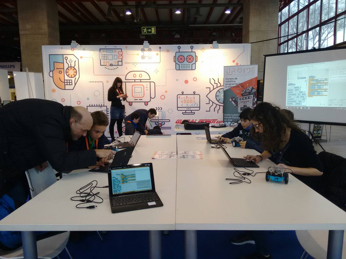 grexwcongress's tweet photo. Engineers of the future! In the Racingbots Workshop, children learn some robotic technics with @SPC_MakeblockES &amp; @DroideComunidad  #GREX17 https://t.co/fghApUiRuI