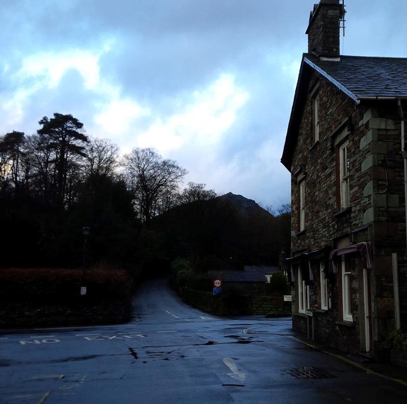 SReadBooks's tweet photo. Morning mist #Grasmere. If you *mist* us we're back for your daily reading needs. #bookselling #natureupdates #villagelife #lire #livre https://t.co/E2wk3LVfqM